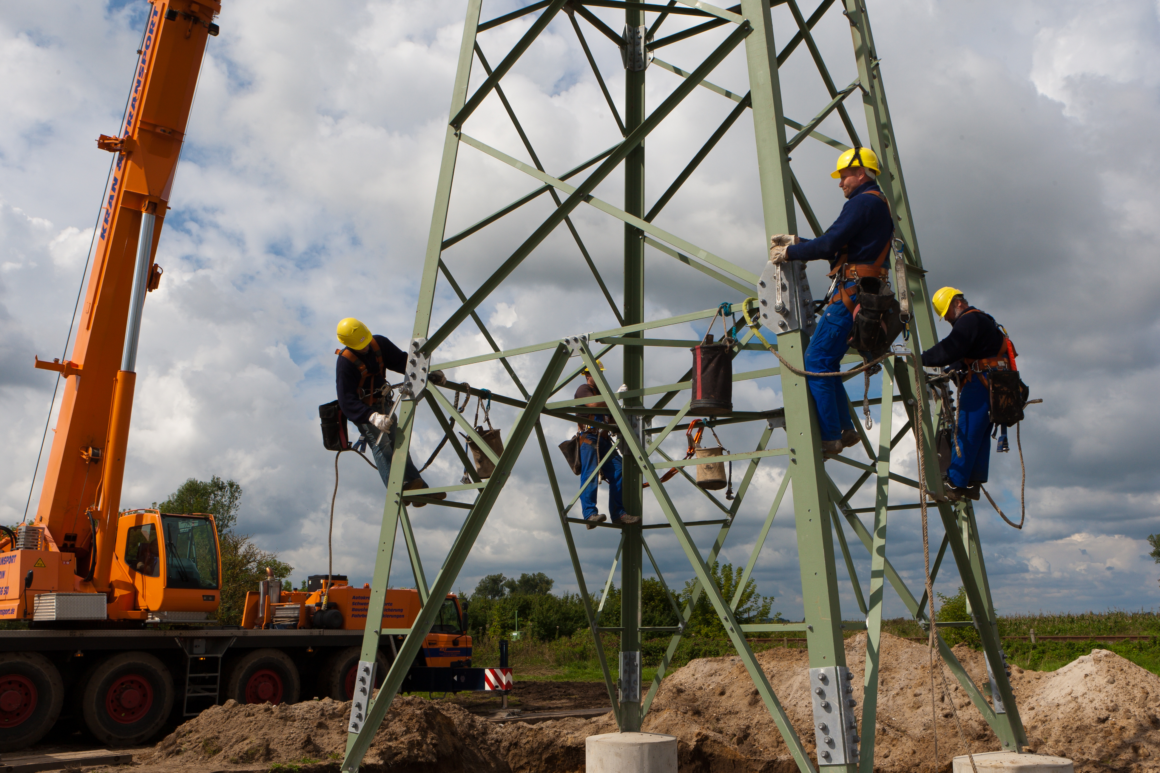 Techniker arbeiten am Strommast.