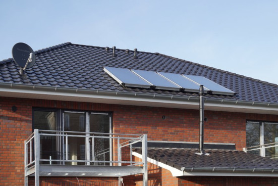 Photovoltaikanlage auf Dach eines Einfamilienhauses