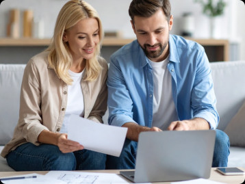 Bild von einem Paar am Computer