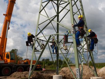Techniker arbeiten am Strommast.