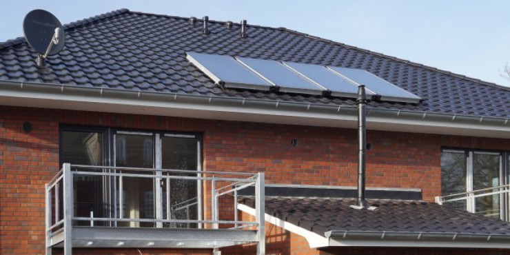 Photovoltaikanlage auf Dach eines Einfamilienhauses