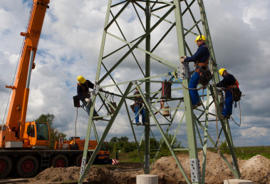 Techniker arbeiten am Strommast.